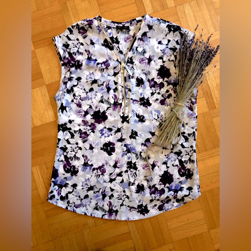 Beautiful purple Dynamite floral blouse with front zipper 🌸
